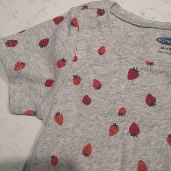5 for 25$💛old Navy strawberries onesie - Picture 3 of 4